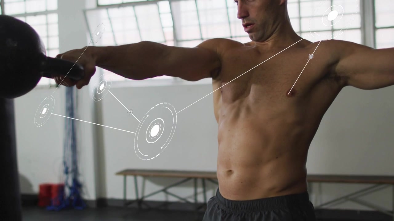 Uomo che spinge i fianchi in avanti, oscillando un kettlebell, con un HUD fitness che traccia le articolazioni per la forma, mentre la telecamera si alza.