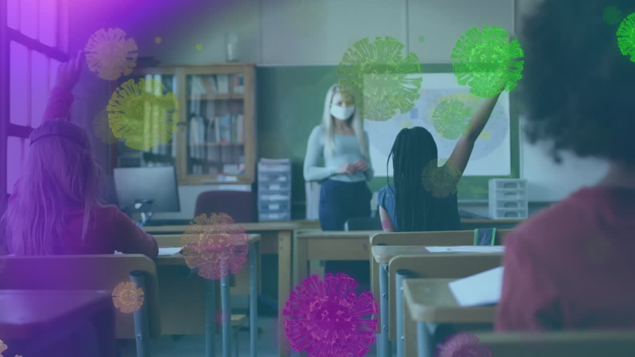 animación de coloridas células de covid-19 flotantes sobre un grupo de niños sentados en el aula levantando las manos