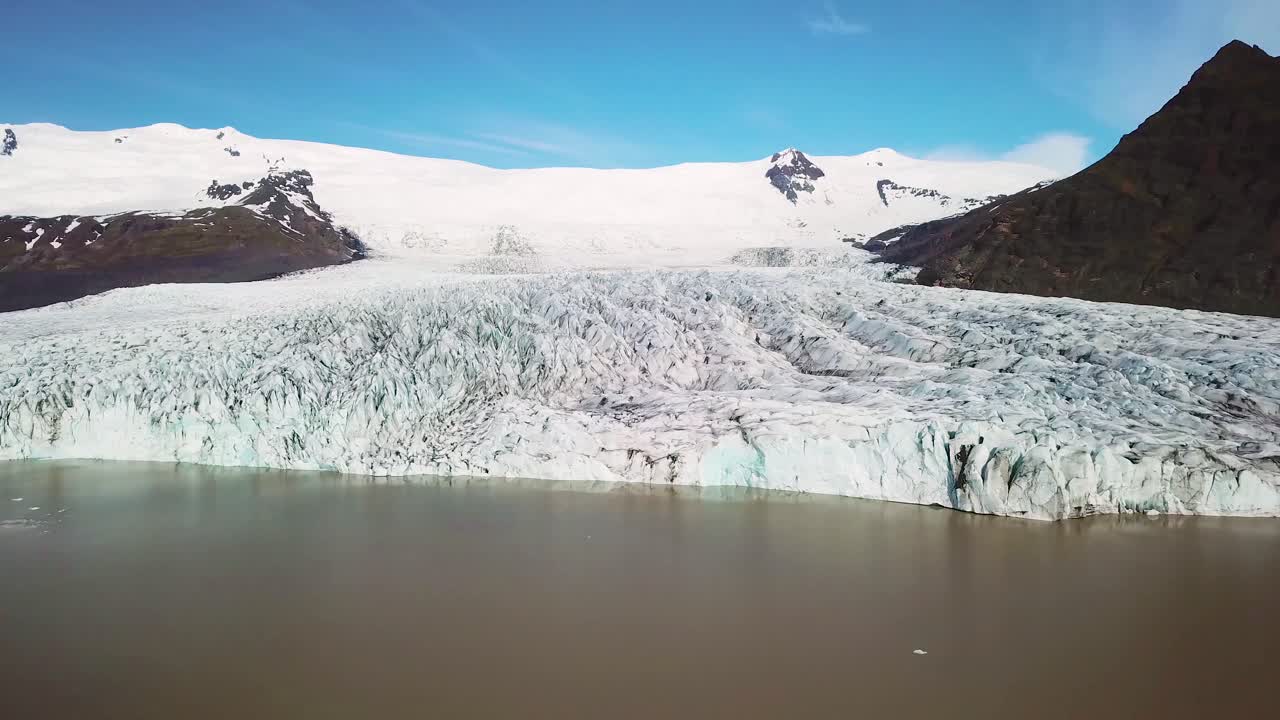 antena lenta acercándose al glaciar vatnajokull en islandia fjallsarlon sugiere el calentamiento global y el cambio climático 3