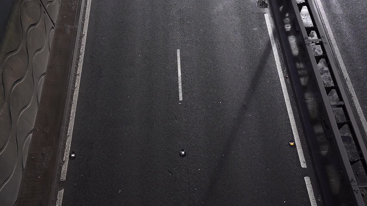 a50, a500 이중 차도, 도심 근처의 고속도로, 미들랜드, 분주한 통근자, 트럭 및 모든 차량을 위한 물류 통로의 머리 위 영상