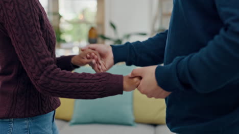 sala de estar de la casa, cogidos de la mano