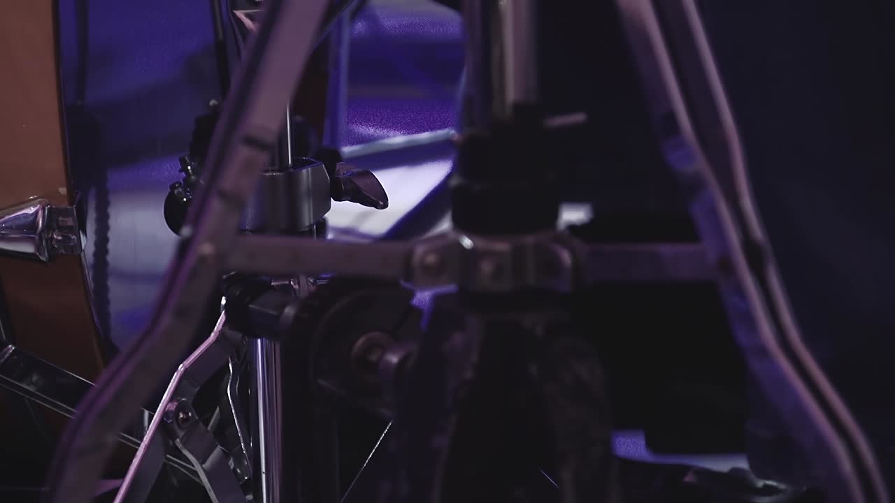 Un batterista suona strumenti a percussione a un concerto come parte di un gruppo musicale