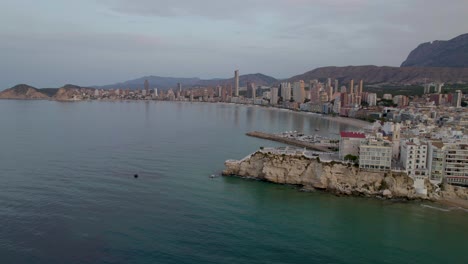 Benidorm-Strandküste-In-Touristischem-Reiseziel-An-Der-Spanischen-Küste,-Luftaufnahme