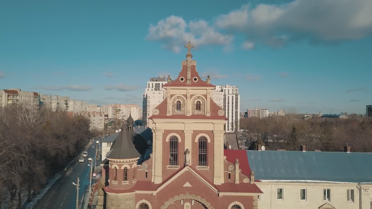 воздушный вид церкви с крестом на вершине