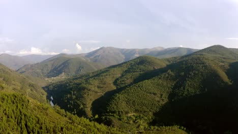 Imágenes-Aéreas-Sobre-Una-Montaña-Que-Revelan-Un-Río-Río-Abajo