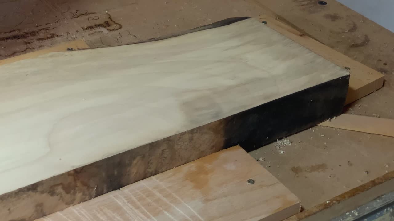 Spianatura di tavola di legno sulla macchina CNC-1
