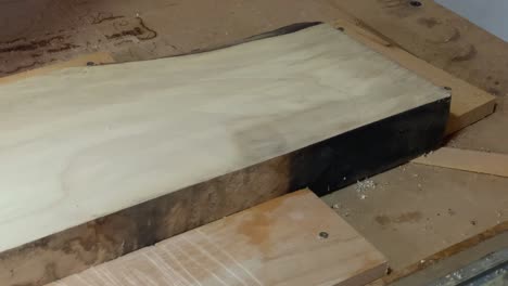 tablero de madera aplanado en la máquina cnc-1