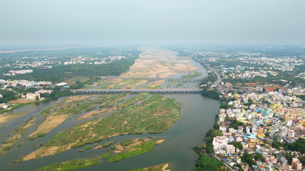 el nivel del agua del río kaveri en todo momento bajo con llanuras de hierba apareciendo debajo del puente en tiruchirappalli