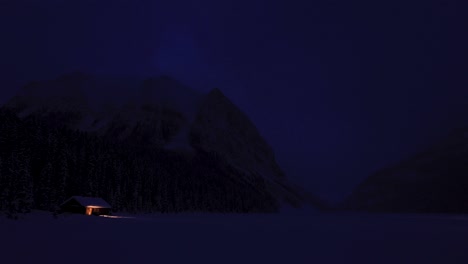 Lake-Louise-Cabin,-Früher-Sonnenaufgang,-Mystischer-Blauer-Morgen,-4k