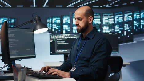 Ingeniero-De-Codificación,-Trabajando-En-Instalaciones-De-Centros-De-Datos-Que-Albergan-Supercomputadoras