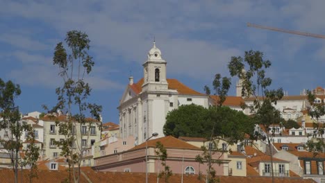 edificio colorido en lisboa, portugal