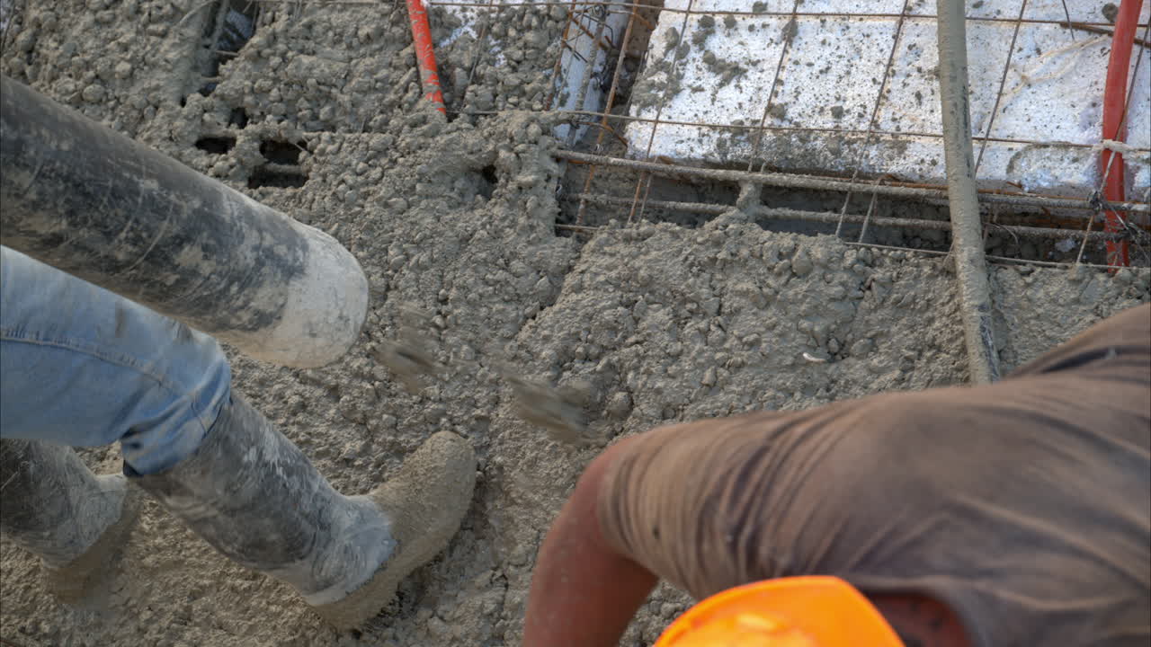 movimiento lento de la mezcla de hormigón que se bombea en la parte superior de la cuadrícula que hace de losa suelo de una casa nueva en méxico
