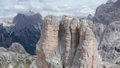 登山者在意大利多洛米特山峰下山, tre cime,空中轨道