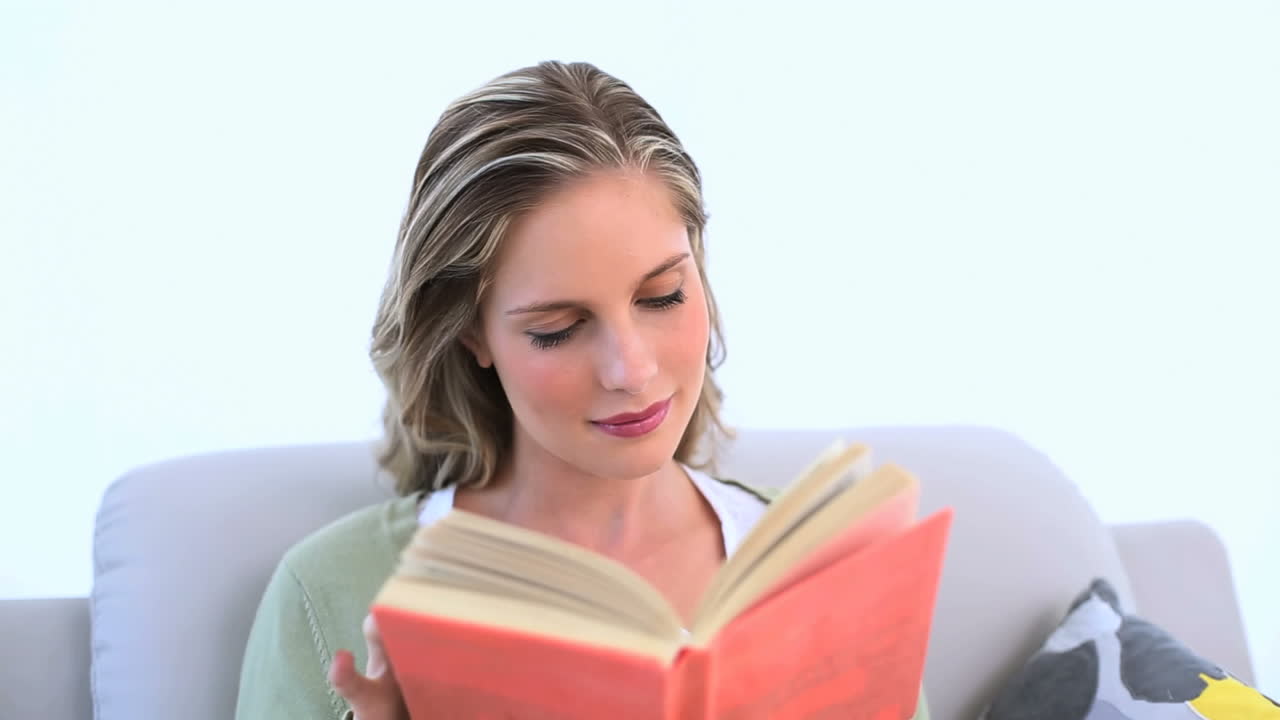 mujer rubia leyendo un libro