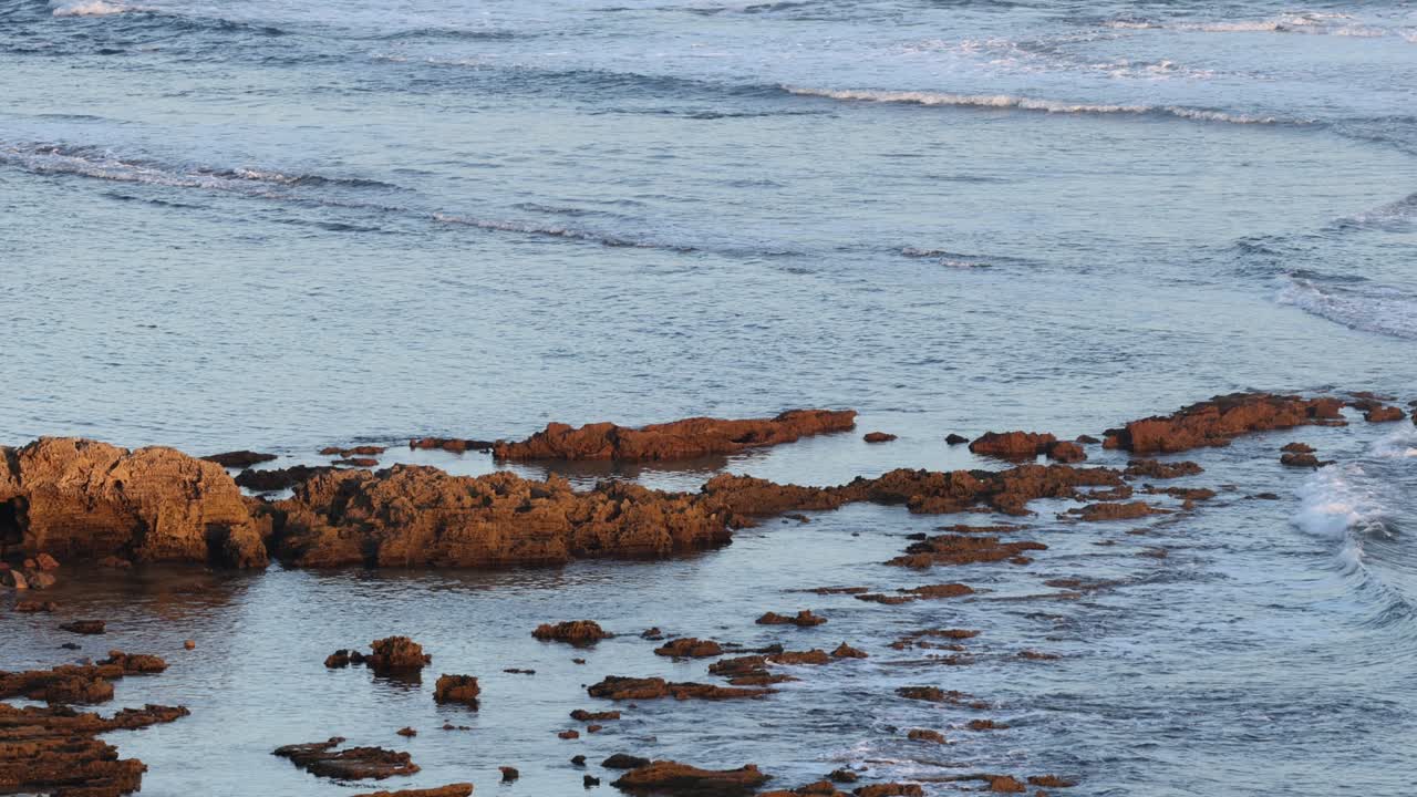 Onde che si infrangono sugli scogli a Point Nepean, Melbourne