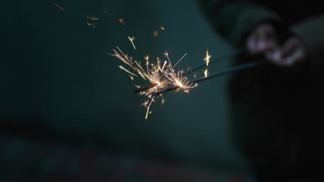 Cerrar-Mujer-Bengala-Celebrando-La-Celebración-De-Nochevieja-Sosteniendo-Fuegos-Artificiales-Festivos-En-La-Noche