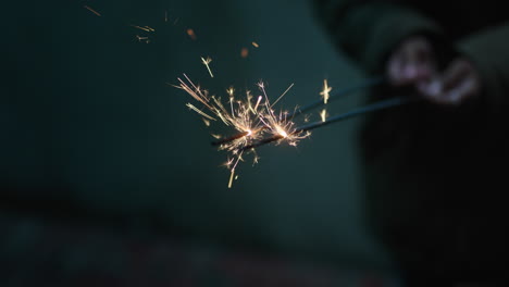 cerrar mujer bengala celebrando la celebración de nochevieja sosteniendo fuegos artificiales festivos en la noche