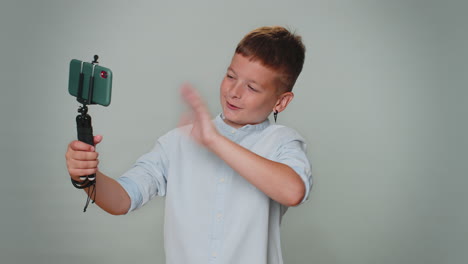 Niño-Blogger-Toma-Selfie-En-Teléfono-Móvil-Selfie-Stick-Comunica-Videollamada-En-Línea-Con-Suscriptores