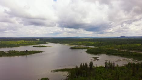 Vista-Aérea:-Conduciendo-Por-La-Autopista-Cariboo-Cerca-De-100-Mile-House