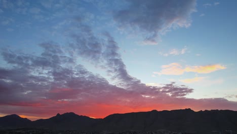 Bunte-Sonnenaufgangswolken-In-Der-Dämmerung-über-Den-Franklin-Mountains-In-El-Paso,-Texas