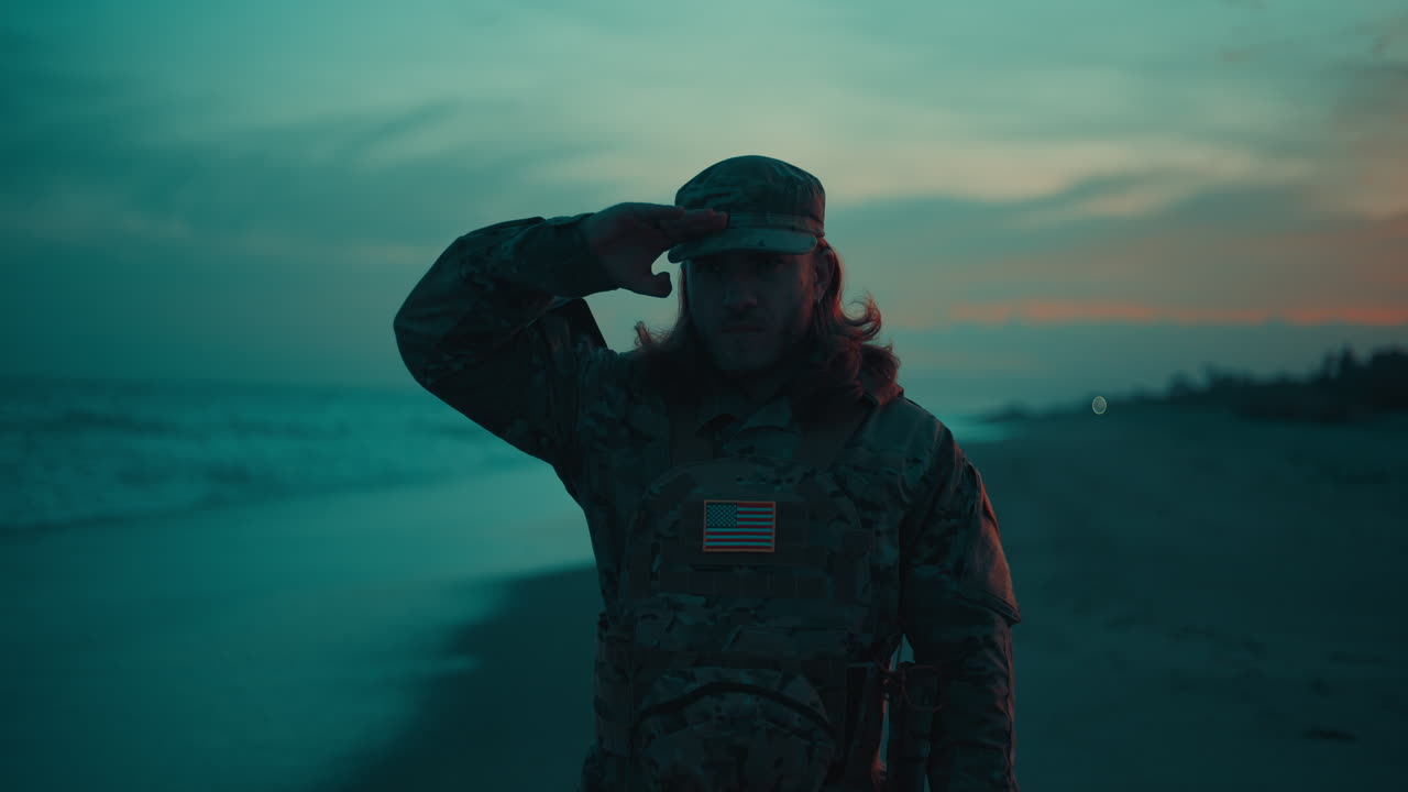 Silhouette di un soldato americano che saluta vicino all'oceano in tempesta durante il Memorial Day