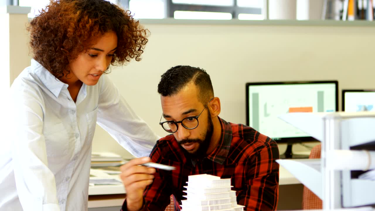 arquitectos discutiendo sobre el modelo de construcción en el escritorio 4k