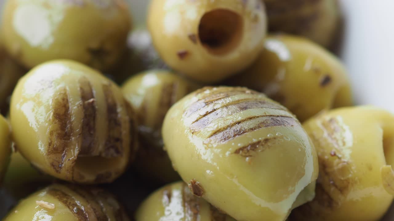 그릴 채운 녹색 올리브