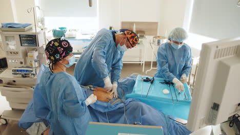cirugía laparoscópica en curso