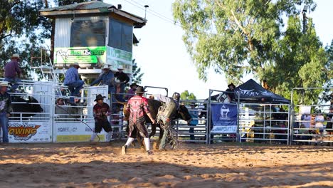 secuencia de un jinete de toro en acción en un rodeo.