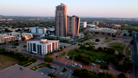 Toma-Aérea-Del-CDB-Que-Establece-El-Edificio-Más-Emblemático-De-Botswana:-Itowers