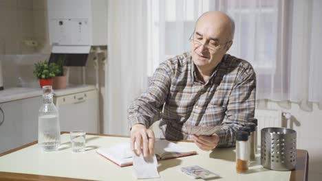 Hombre-Jubilado-En-Crisis-Financiera-Quedándose-Sin-Dinero.