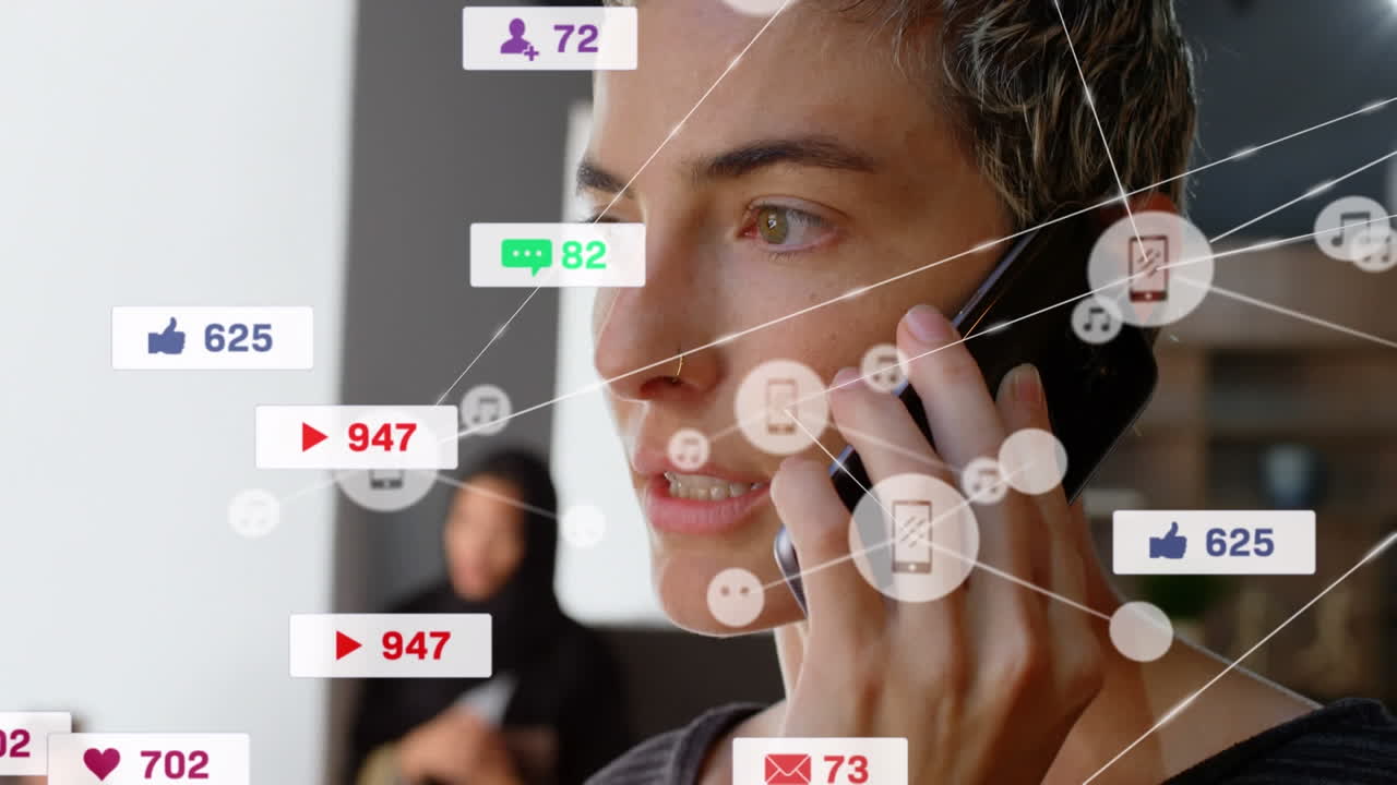 animación de iconos digitales y de redes sociales sobre mujer caucásica hablando en teléfono inteligente en la oficina