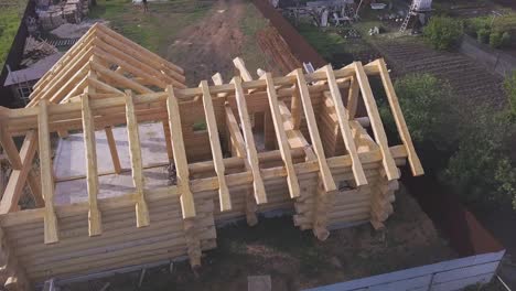 cabaña de madera en construcción