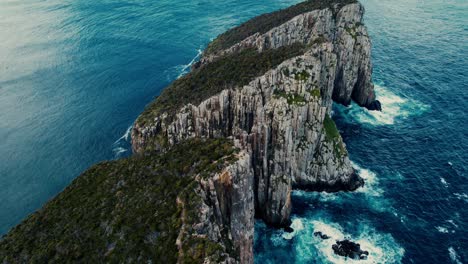 cape hauy drone vista de península inclinada en tasmania, australia