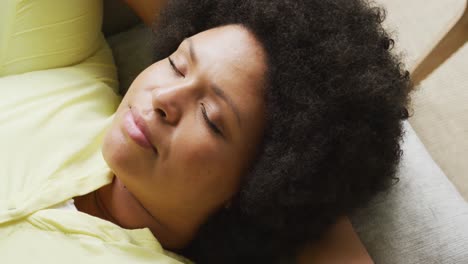 video de una mujer afroamericana de tamaño grande relajándose en el sofá