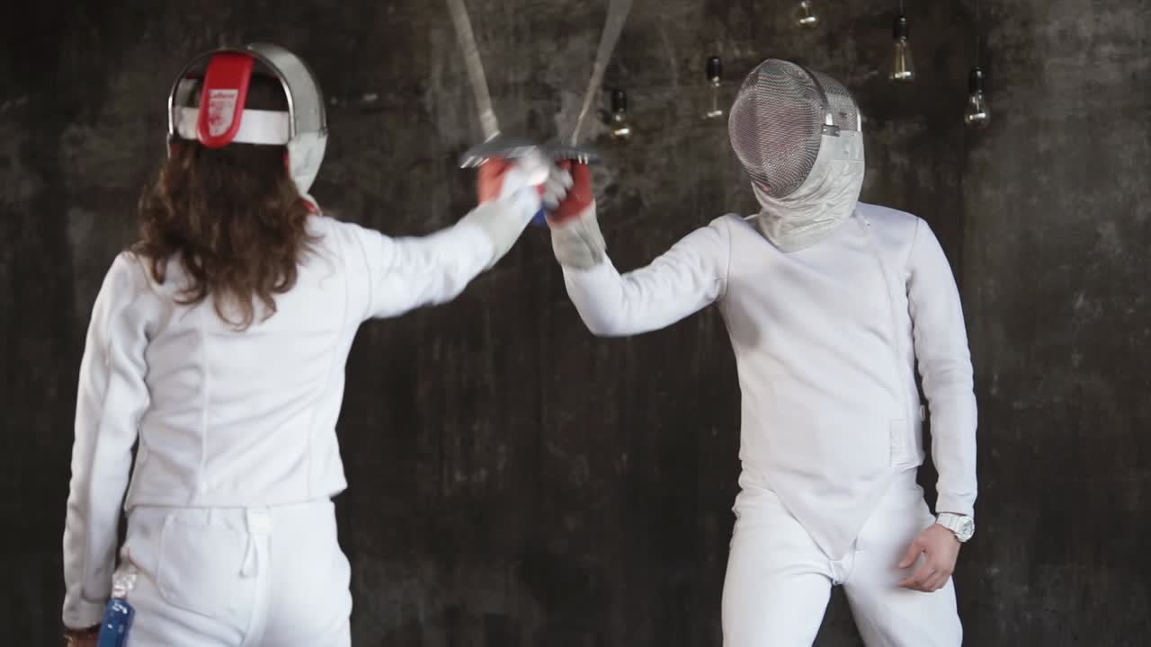 dos esgrimistas en acción