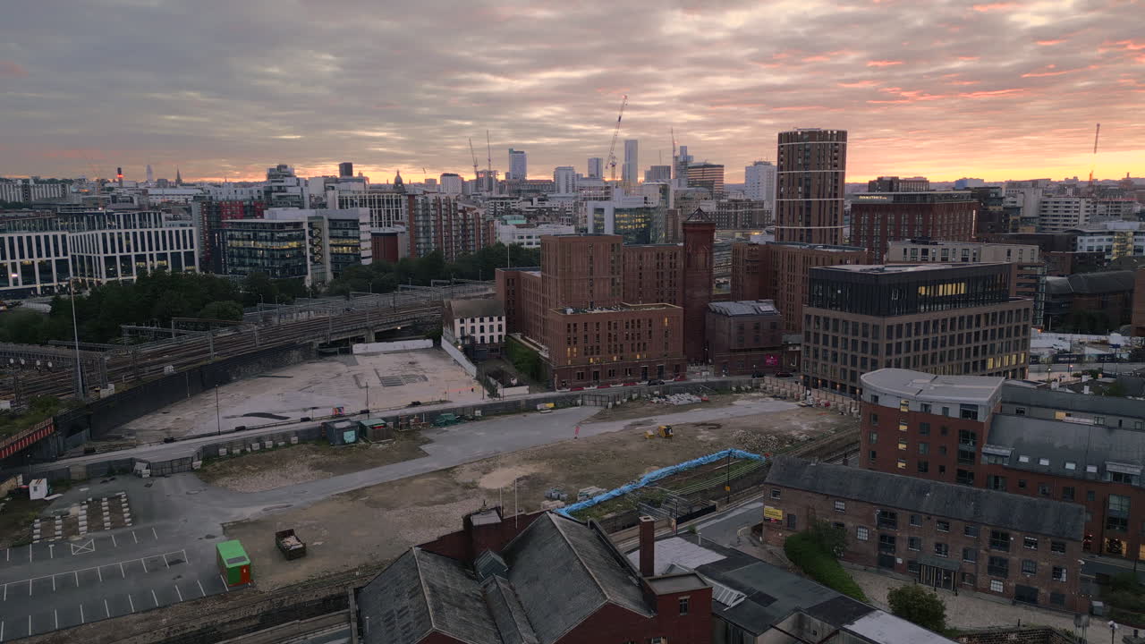 Ripresa aerea ascendente con drone sulla periferia del centro di Leeds all'alba.