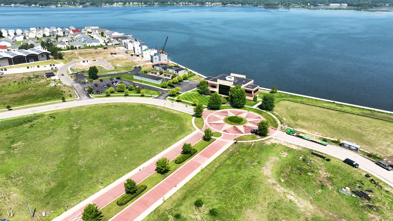 звездообразное украшение из кирпичей в круглом пространстве