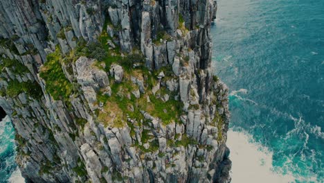 Cabo-Hauy-Drone-Circle-Pan-Of-Cliff-En-Tasmania,-Australia