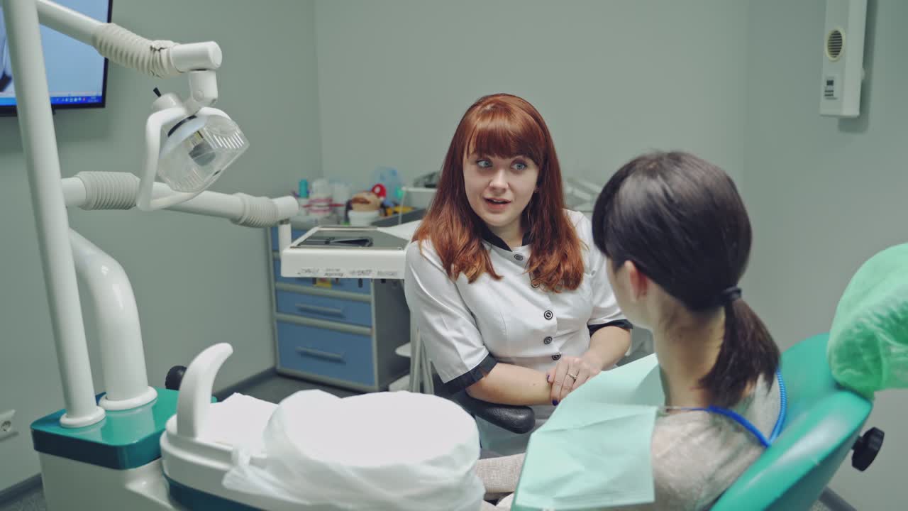 女性が歯科医を受診。満足した患者と歯科医のコンセプト。歯のケア。