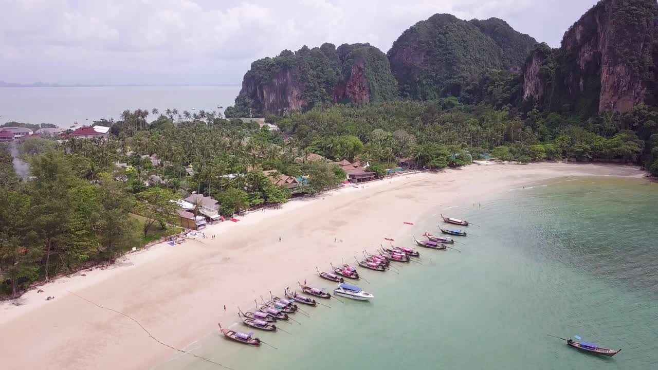 barcos tropicales de cola larga en la isla de playa de arena de krabi en tailandia
