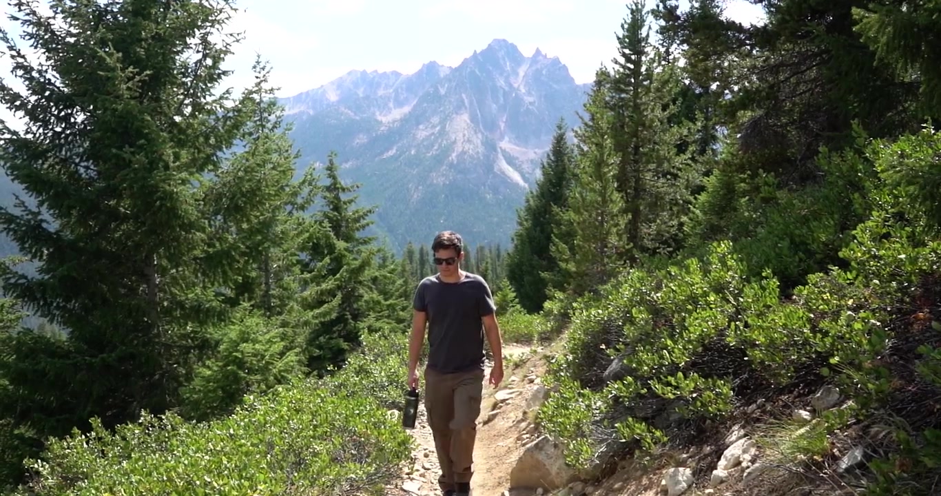 Uomo che fa escursioni su un sentiero nelle montagne Sawtooth dell'Idaho