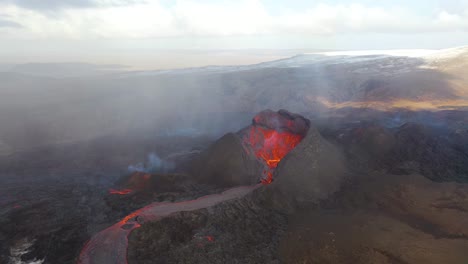 asombrosa antena de drones mirando hacia el cráter del volcán fagradalsfjall en la península de reykjanes en islandia