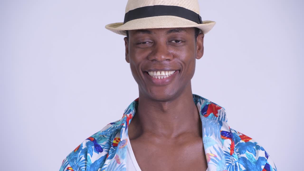 joven y guapo turista africano listo para las vacaciones