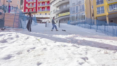 Dando-Forma-A-La-Nieve-Para-Una-Carrera-De-Esquí-O-Snowboard-En-Bad-Gastein,-Austria-Durante-Los-Playstreets-De-Red-Bull---Lapso-De-Tiempo