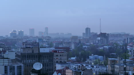 Paisaje-Urbano-Estático-Durante-El-Clima-Gris-Lluvioso