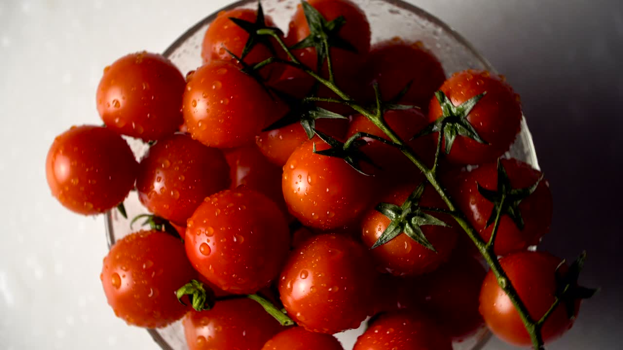 유리 그에 놓인 토마토