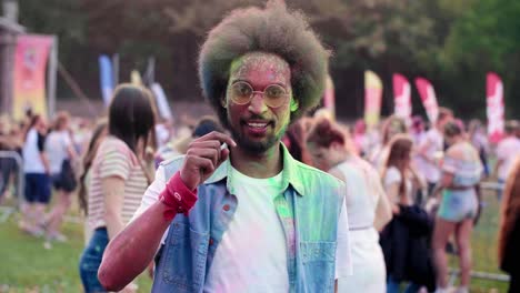 Swipe-Up-Video-Eines-Afrikanischen-Mannes-Beim-Holi-Festival