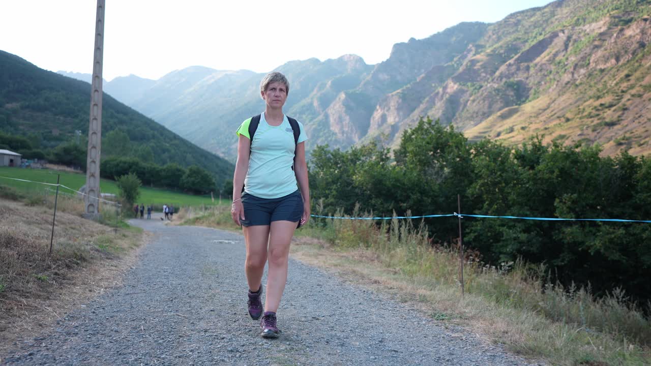 Donna che fa un'escursione su un sentiero in montagna