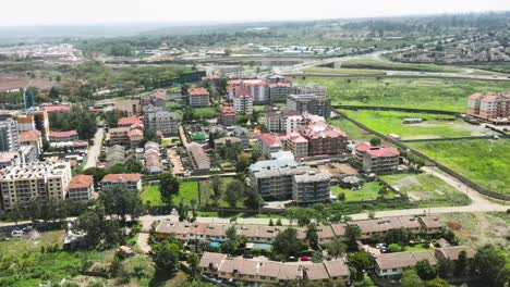 Drone-Volando-Sobre-Los-Edificios-Altos-De-La-Ciudad-De-Nairobi-Con-La-Hierba-Verde-En-El-Fondo,-Marvic-Air-2-Volando-En-La-Ciudad-De-Nairobi